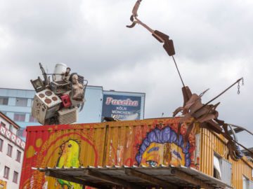 Container im Odonien mit Pascha Könl im Hintergrund