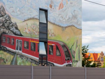 Erfurt Hauptbahnhof (Thüringen): Hauswand mit Triebwagen in Landschaft