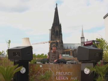 Carsten Halm | Freunde Legen Auf Rooftop | Cologne (Germany)