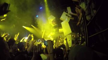 Gelbes Krallenset @Bootshaus – Barong Family Label Night