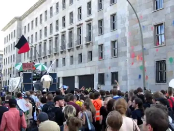 MayDay-Parade 1.5.2009 Berlin rave party Finanzministerium farbe sisyphos