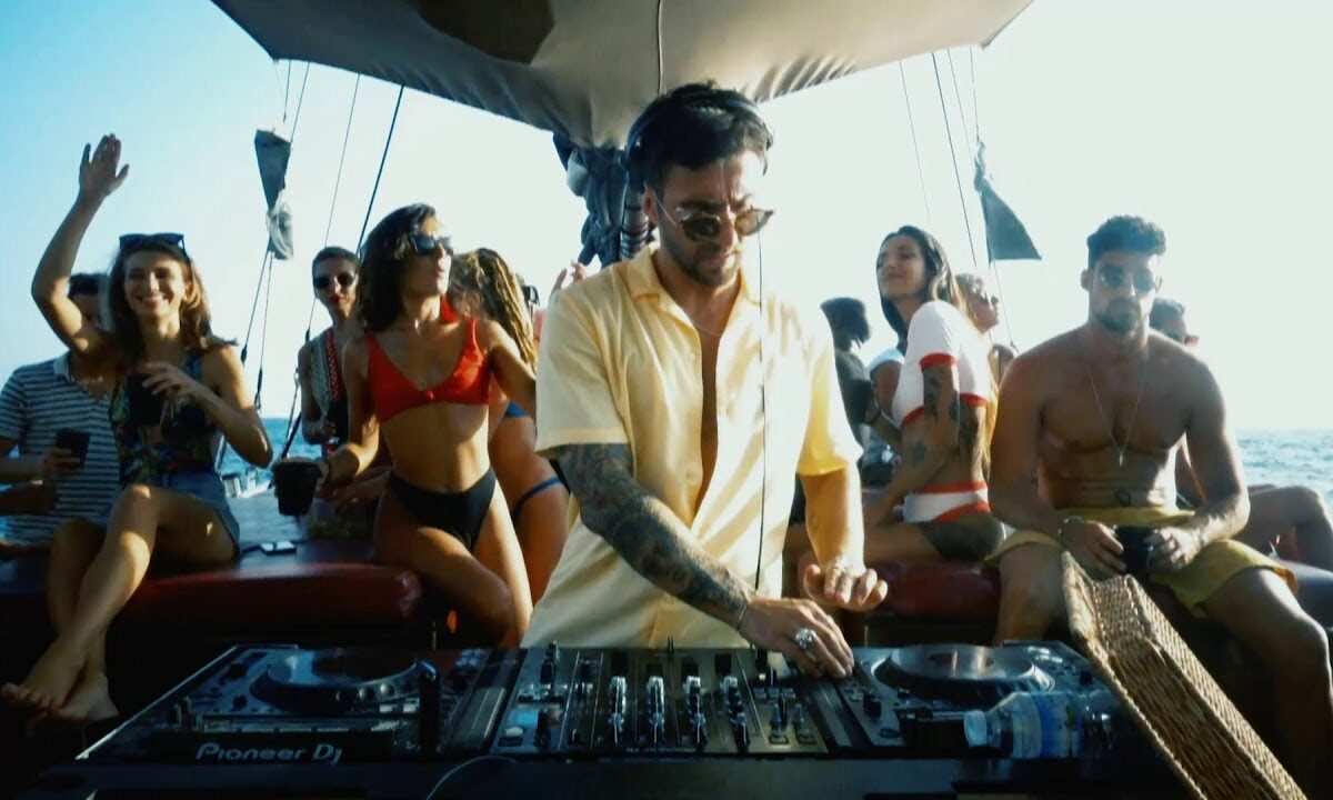 Techno-TV 1 Hot Since 82 – Live From A Pirate Ship in